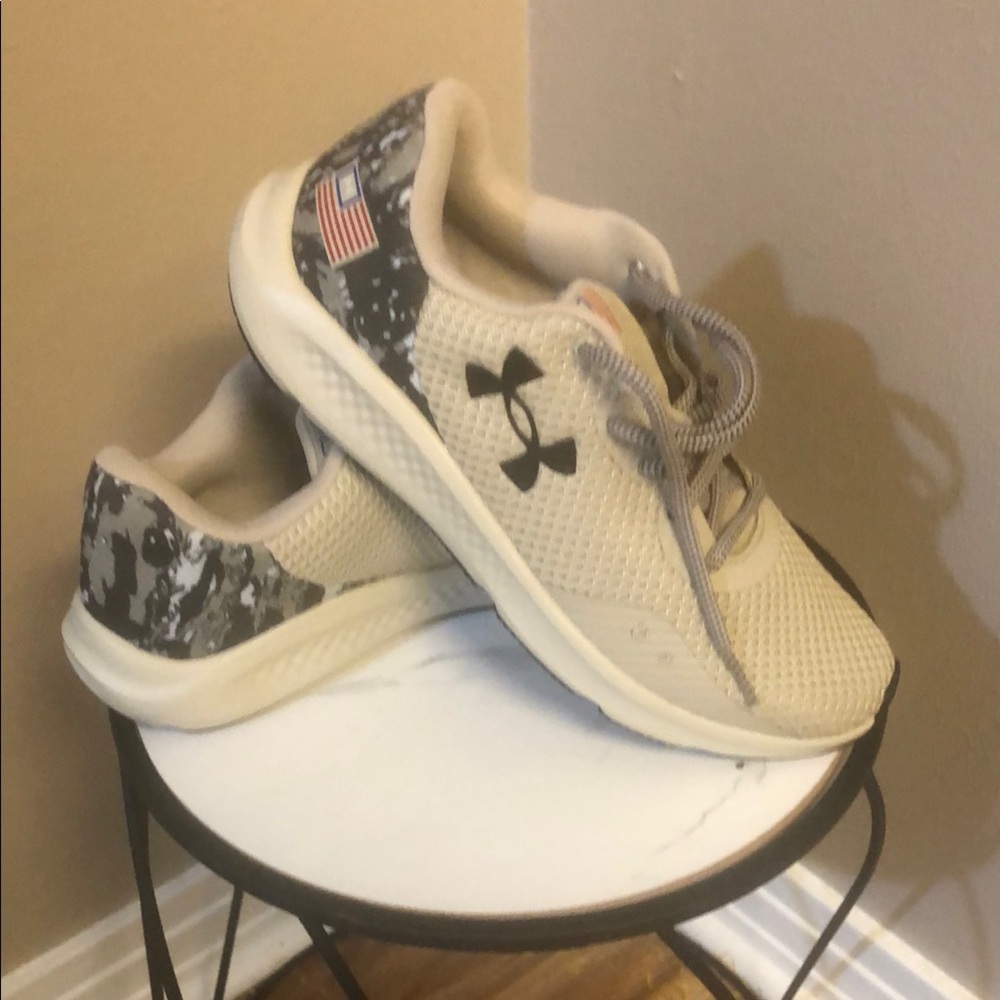 Under Armour Men’s Shoes - Cream and Gray